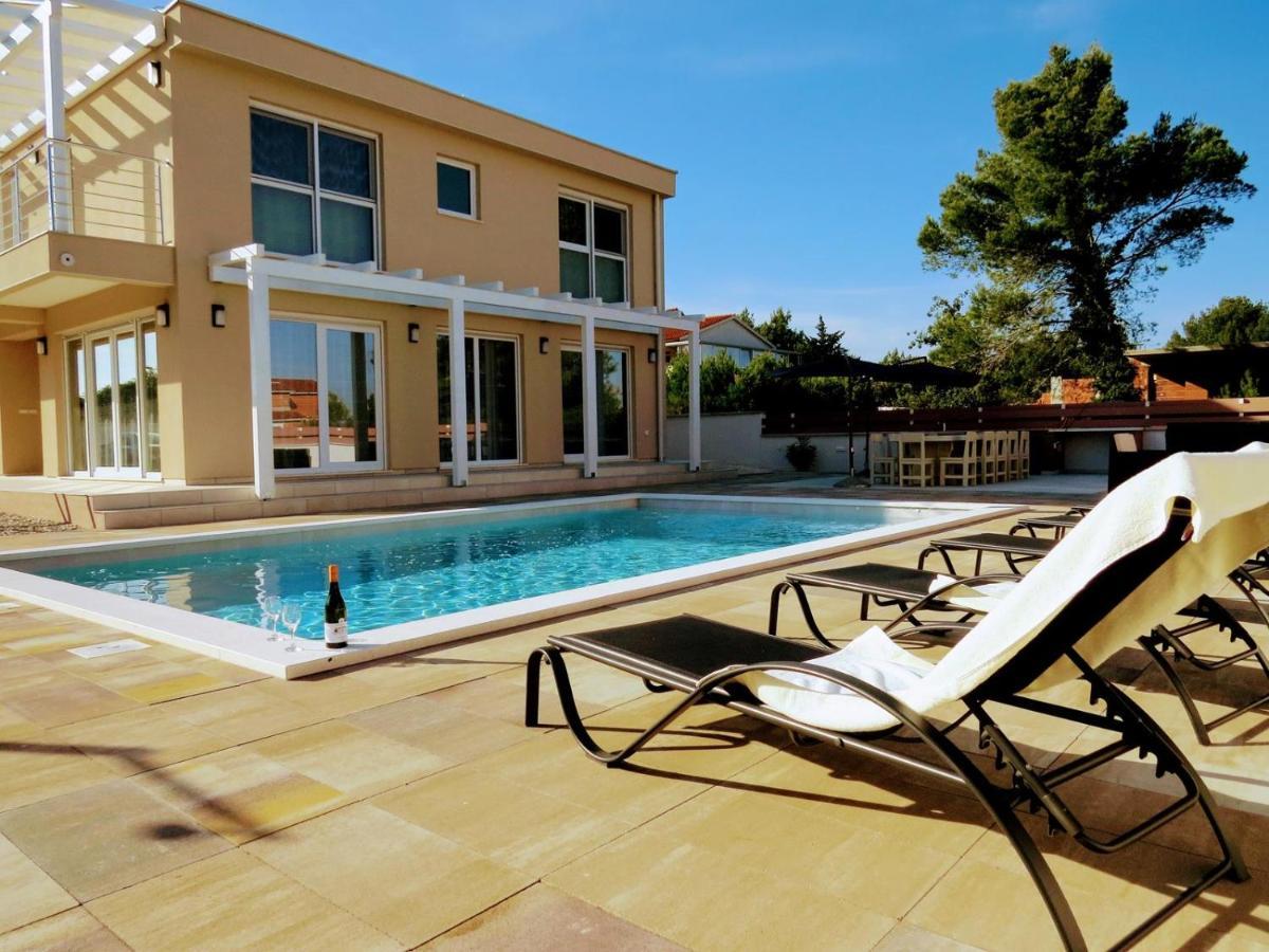 Villa Olivia - New And Modern House With Pool, Souna, Jacuzzi & Playground, Liznjan - Istra Esterno foto